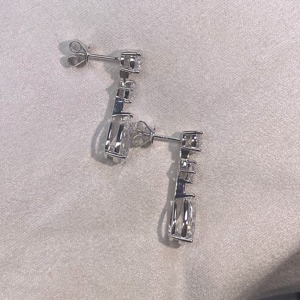 Boucles d'oreilles pendantes élégantes à trois niveaux, rondes et en forme de poire, en or blanc 18 carats avec diamants de laboratoire, bijoux raffinés pour les mariages - Product Image 3