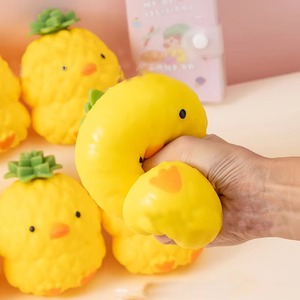 ของเล่นบีบคลายเครียดรูปเป็ดหัวสับปะรดสีเหลือง ขนาด 12 ซม. ทำจากวัสดุ TPR สนุกสนาน คลายเครียด เหมาะสำหรับเด็กอายุ 6 ปีขึ้นไป สร้างอารมณ์ดี - Product Image 1