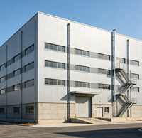Entrepôt logistique en acier, centre de distribution industriel à grande portée