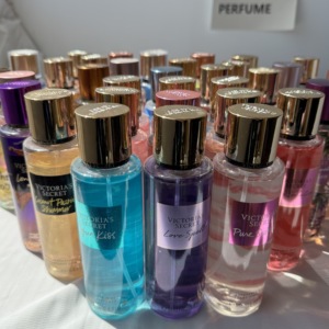 น้ำหอมแบรนด์แท้ขายส่ง กลิ่นหอมติดทนนาน 250 มล. โอ เดอ ปาร์ฟูม วิคตอเรีย ซีเคร็ท น้ำหอมสำหรับผู้หญิง บอดี้มิสต์ - Product Image 3