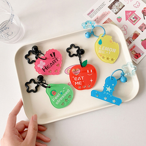 Venta al por mayor de mosquetones acrílicos con diseño de frutas de dibujos animados estilo Ins, accesorios DIY para mochilas escolares de estudiantes, accesorios personalizados dulces para mujer. - Product Image 3