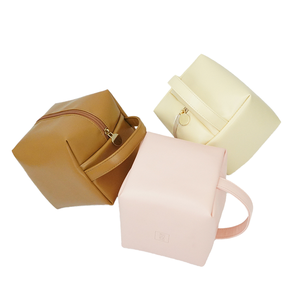 Bolsa de Cosméticos de Viaje Multifuncional, Portátil, Duradera y de Pequeña Capacidad, de Moda para Mujer, de Cuero PU con Cierre y Asa - Product Image 1