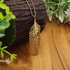Collier pendentif feuille inspiré de la nature unisexe de couleur dorée, collier bohème en laiton déclaration pour hommes femmes, meilleure idée cadeau - Product Image 1