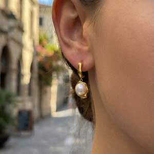 Boucles d'oreilles pendantes plaquées or avec perles d'imitation, bijoux classiques en alliage pour femmes - Product Image 1