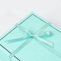 Boîte d'emballage cadeau personnalisable avec lamination mate, doublure en éponge et ruban pour ensembles cosmétiques - Conception pliable recyclable