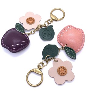 Porte-clés et accessoire de sac de voiture créatif en cuir véritable de vachette pleine fleur, en forme de pomme plate, écologique, en acier inoxydable, motif dessin animé - Product Image 4