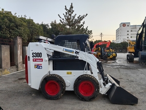 Chargeuse compacte S300 d'occasion, modèle 2022, capacité de charge nominale de 1 tonne, moteur à faible nombre d'heures de fonctionnement - Product Image 2