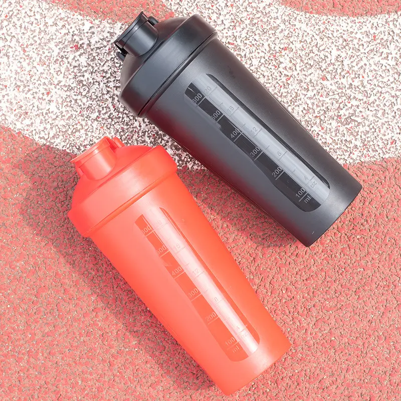 Botol pengocok plastik kustom harga pabrik 2023 ide produk baru botol air Gym dengan bola campuran bubuk Protein