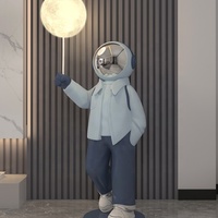 Statue d'astronaute de dessin animé créatif avec lumière pour chambre à coucher ou salon Statuette de sol en résine/FRP pour centres commerciaux