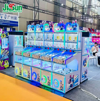 Máquinas expendedoras de bolas de cápsula, máquinas de gashapon y pinball, máquinas de juegos de arcade que funcionan con moneda