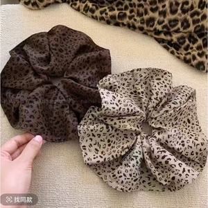 Chouchou coréen rétro à imprimé léopard avec perles décoratives pour femme, accessoires de coiffure quotidiens, tissu haute élasticité - Product Image 2