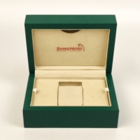 Boîte à montre en bois recouverte de cuir PU vert, doublure en daim beige, logo personnalisé, couvercle à charnière pour le rangement et l'emballage de montres de luxe