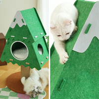 Arbre à chat en feutre pour Noël avec griffoir en sisal et maisonnette pour chat