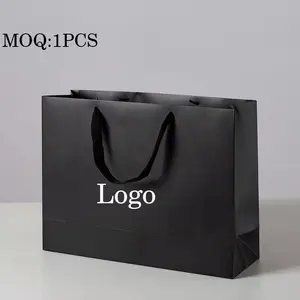 Lüks siyah hediye kağıt çanta özel baskılı Logo ayakkabı için giysi alışveriş düğün hediye ile takı ambalaj kurdela saplar