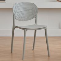 Chaise de salle à manger en plastique moderne et colorée pour restaurant, café, extérieur, design ergonomique élégant, empilable et créatif