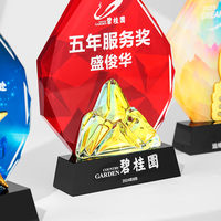 Nouveaux trophées en cristal durables pour cadeaux d'honneur d'entreprise/école avec logo gravé en 3D et design en verre arc-en-ciel