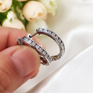 Orecchini a Cerchio in Oro Bianco con Cristalli Rotondi Incastonati a Canale per Donna, Stile Classico da Festa, Gioielli in Lega Placcata Rodio - Product Image 5