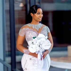 Moderne kanten maxi-bruidsjurk met V-hals, vetersluiting op de rug, ingebouwde bh, milieuvriendelijke bloemen, zeemeermin-/trompetvorm, sleep - Product Image 3