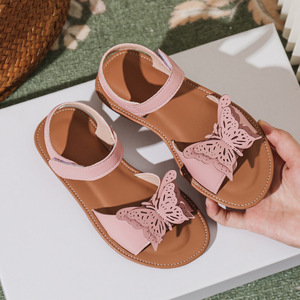 Sandalias de playa antideslizantes con suela suave y diseño de mariposa rosa para niñas, cómodas para fiestas y uso diario. - Product Image 3