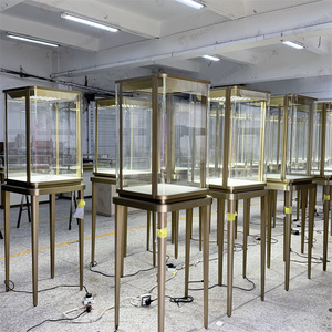 Vitrine à bijoux moderne, vitrine murale élégante en bronze, comptoir en verre sur piédestal haut, éclairage LED, pour magasin haut de gamme, sur mesure - Product Image 2