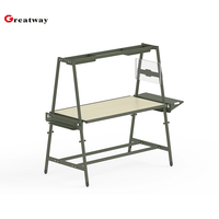 Table de réunion réglable en hauteur avec bancs intégrés, idéale pour les espaces de collaboration et les salles de travail en équipe