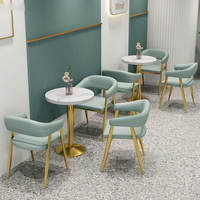 Ensemble de mobilier pour restaurants et cafés avec tables et chaises en bois modernes, sièges en banquette pour hôtels, salles à manger, cafés