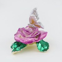 SHINNYGIFTS Boîte à Bijoux en Émail Rose avec Décoration Papillon, Boîte à Bijoux en Métal Peinte à la Main, Boîte de Rangement pour Souvenirs Ornée de Strass Floraux