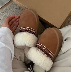 Bottes de neige épaisses tissées ethniques pour femmes avec bordure en <span class=keywords><strong>fourrure</strong></span> roulée et demi-sandales doublées de polaire pour un confort extérieur chaud - Product Image 1