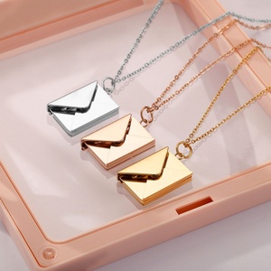 Collier pendentif enveloppe gravé en acier inoxydable de luxe couleur or 14 carats, personnalisé et inaltérable, pour hommes et femmes - Product Image 2