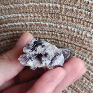 Venta al por mayor a granel de Amatista natural en bruto, Cetro, Varita, Raíces de espina dorsal, Torre de punta de cuarzo, Piedra de aromaterapia sin fuego para meditación - Product Image 4