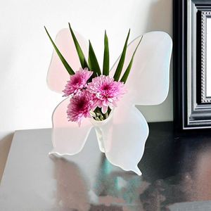 Vase de table en acrylique papillon style INS, ornement moderne et simple pour la maison, à des fins décoratives - Product Image 2