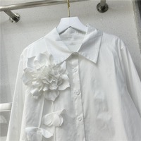 Chemisier blanc automne 2026 en gros, motif floral 3D, style chic français, applique Dahlia sculpturale, chemise à manches longues pour femme, haut de créateur unique