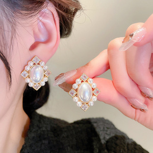 Eleganti Orecchini a Occhio di Gatto con Perle Finte per Donne, Gioielli in Stile Chic da Corte - Product Image 1