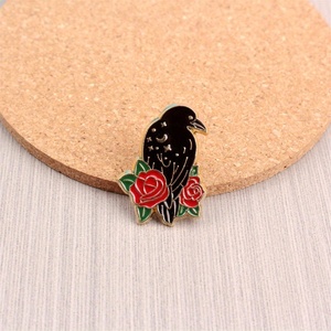 Quạ thanh lịch với pin hoa hồng đỏ cho goths lãng mạn, hoàn hảo cho thời trang thay thế - Product Image 3