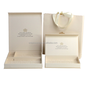 Coffret rigide en carton de luxe personnalisé, en papier coton texturé beige, avec couvercle magnétique, gaufrage, revêtement UV et doublure en éponge, recyclable - Product Image 1