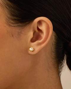 Ensemble de bijoux en perles de coquillage classiques plaqués or 14 carats PAVOI, collier et boucles d'oreilles pour femmes avec pendentif et boucles d'oreilles à clous en cage - Product Image 4