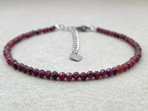Pulsera de Granate Rodolita, Joyería Delicada con Piedras Preciosas, Cuentas Microfacetadas, Collar de Cristal, Joyería Minimalista, Collar con Piedras Preciosas Pequeñas - Product Image 1