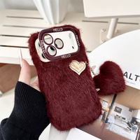 Étui de protection en peluche douce avec support pour appareil photo et breloque cœur pompon pour iPhone 18 17 Pro Max 16 15