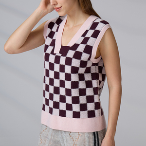 Fabricant de tricots sur mesure : Gilet sans manches en cachemire et laine à col en V et motif à carreaux - Product Image 5