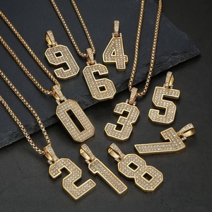 สร้อยคอจี้รูปทรงเลข 0-9 ประดับเพชร สไตล์ฮิปฮอป ชุบทองบนสแตนเลส สำหรับผู้ชาย สินค้ามาใหม่ ขายดี - Product Image 1
