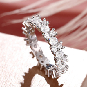 Anello a Fascia Rotonda Scintillante per Donne, Gioiello Elegante e di Tendenza, Vendita all'Ingrosso - Product Image 3