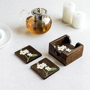 Juego de posavasos cuadrados de madera natural con diseño de flores blancas, manteles antideslizantes para protección de bebidas, estilo moderno. - Product Image 1