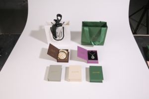 Caja de Joyería Magnética con Forma de Libro, Personalizable con Logotipo, Venta al Por Mayor, para Guardar Collares, Anillos y Aretes - Product Image 2