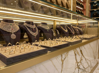 Ensemble de vitrines de présentation de bijoux en marbre et or haut de gamme, solution complète de mobilier d'intérieur pour boutique de détail