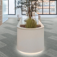 Dalles de moquette commerciales modernes en PP, antimicrobiennes, adaptées aux animaux domestiques, avec absorption acoustique et support amortissant en PVC pour bureaux