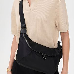 Sac bandoulière noir personnalisé en nylon écologique imperméable pour femme, avec fermeture éclair, idéal pour les voyages, à lanières réglables - Product Image 5