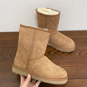 Bottes en peau de mouton de qualité supérieure, bottes de neige classiques élégantes pour femmes, UGGS, bottes chaudes antidérapantes pour l'automne et l'hiver - Product Image 1