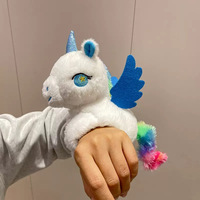 Vente chaude en peluche licorne dessin animé marionnette à main poignet poupée jouet Animal en peluche enfant cadeau d'anniversaire doux coloré licorne Bracelet