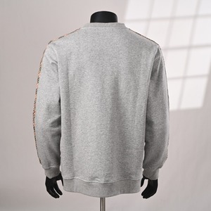 Suéter gris vintage deportivo extragrande de la marca Burberry, de alta calidad, a la moda, 100% algodón, con mangas a cuadros, para hombre. - Product Image 2