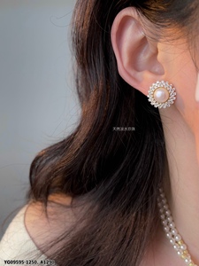 Boucles d'oreilles clous classiques 2025 en argent sterling plaqué or 14 carats avec perle d'eau douce, motif floral géométrique et accent diamant pour femme - Product Image 4